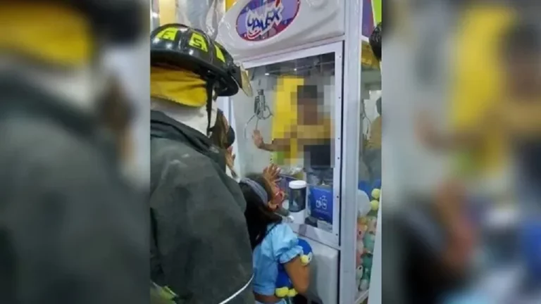 Niño travieso queda atrapado en una máquina de peluches