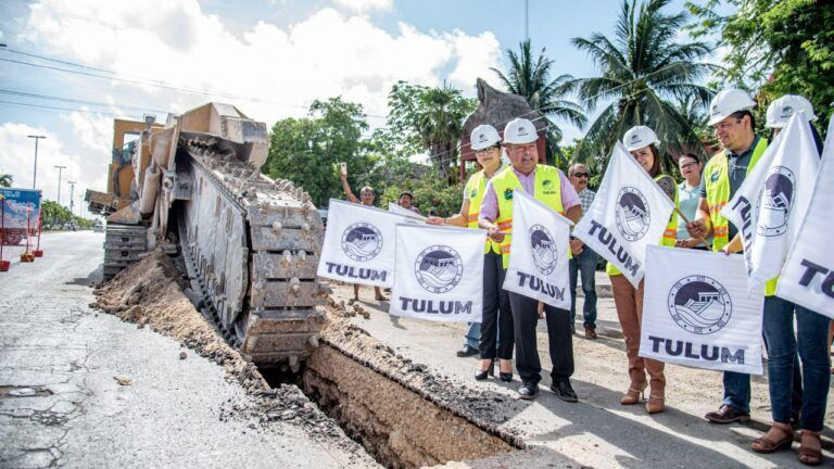 Marciano Dzul da banderazo de inicio a la ampliación del sistema de drenaje sanitario en la Av. Tulum