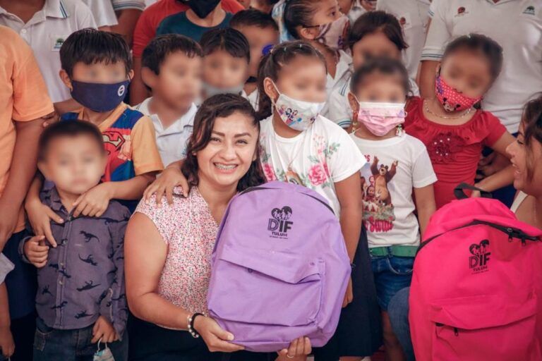 Ileana Canul entrega mochilas y útiles escolares a estudiantes de la zona maya