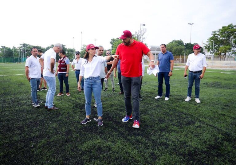 Transformación deportiva en marcha: Ana Paty Peralta supervisa avance del 80% en canchas de la sm. 21