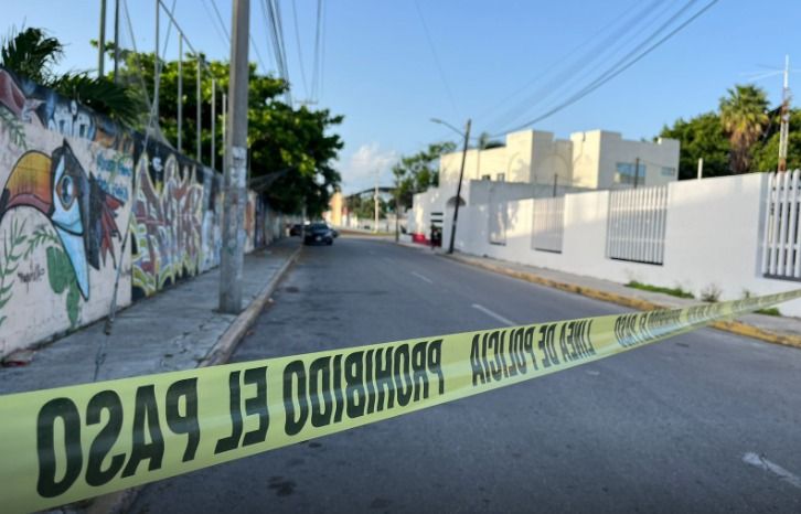 Arrojan restos humanos en deportivo de Cancún