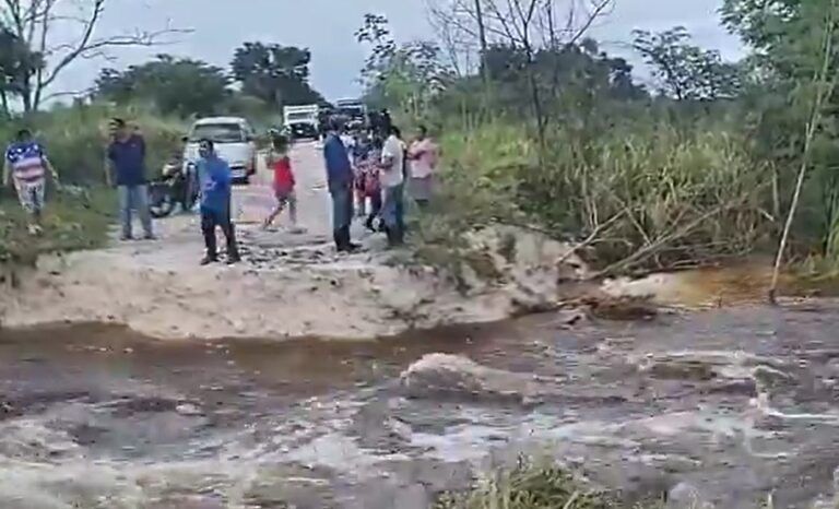 Comunidades rurales de Quintana Roo permanecen semi incomunicadas por cruces de agua o ruptura de carreteras