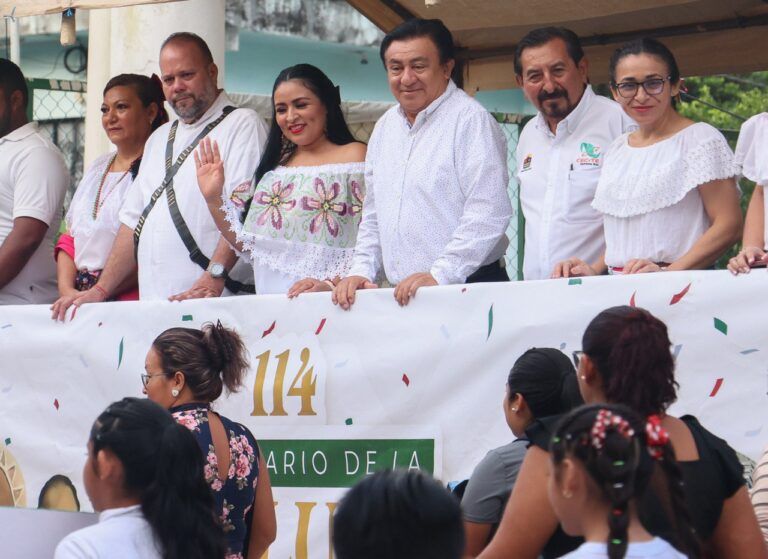 Presencia Blanca Merari desfiles de Aniversario de la Revolución en Puerto Morelos y Leona Vicario