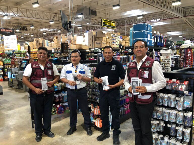 Policía de Puerto Morelos brinda seguridad a compradores y comercios en el Buen Fin