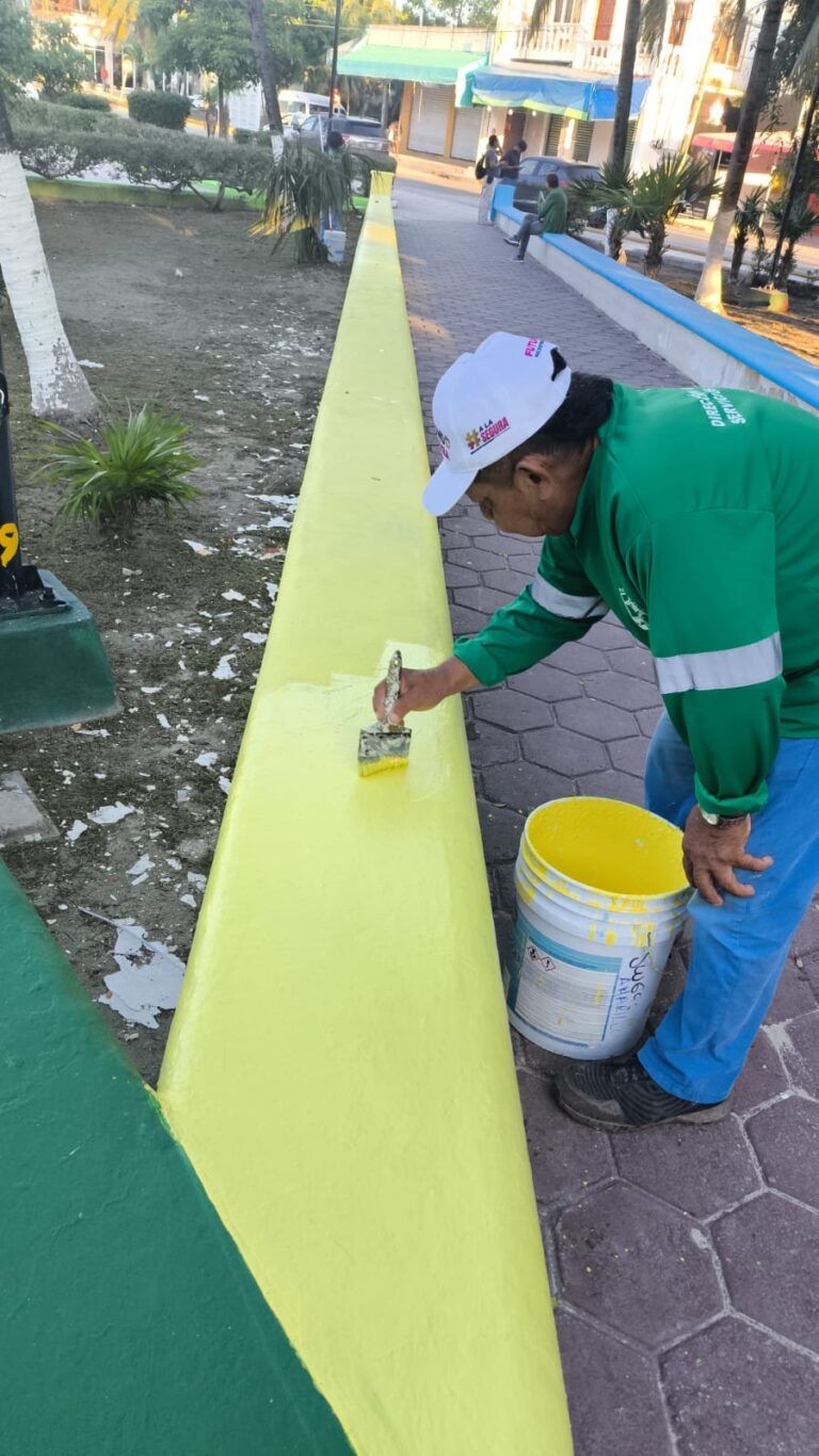 Muy avanzada la instalación de decoración navideña en Puerto Morelos