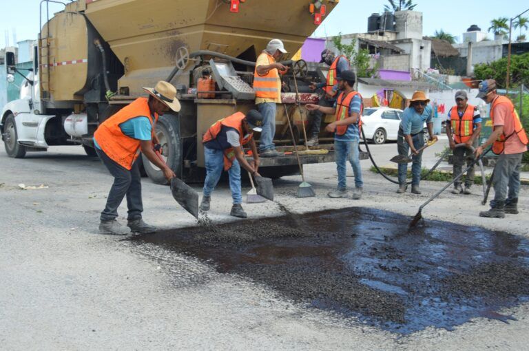 Respuesta inmediata de autoridades de Solidaridad a denuncia por baches en Misión del Carmen